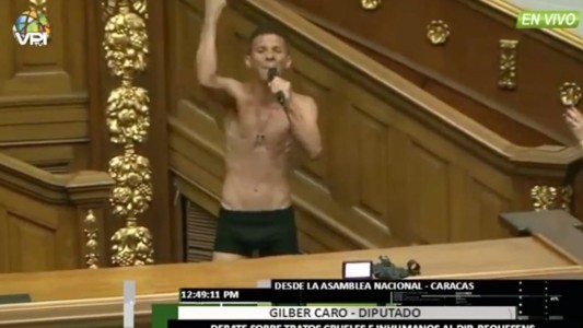 Venezuela: un diputado se desnudó en la Asamblea Nacional para protestar contra Maduro