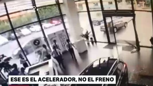 VIDEO: una mujer confundió el acelerador con el freno y destrozó una vidriera