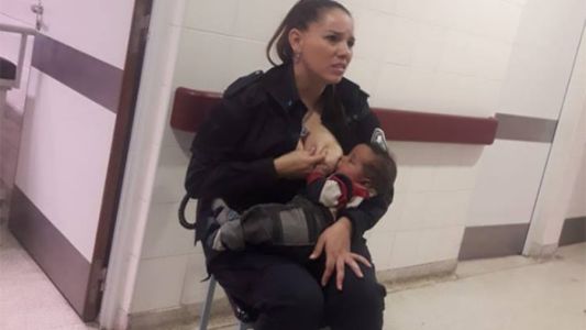 Una policía amamantó a un bebé internado y la foto se viralizó en las redes