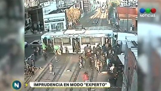 Video escalofriante: se quedó un colectivo 53 en medio de las vías y casi lo arrolla un tren