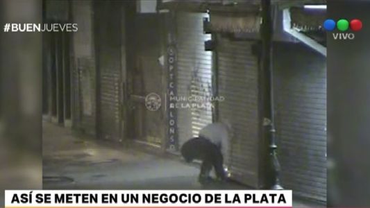 La Plata: arrancan la cortina metálica para robar