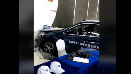 Video: una mujer probaba un lujoso BMW y lo estrelló al pisar por error el acelerador