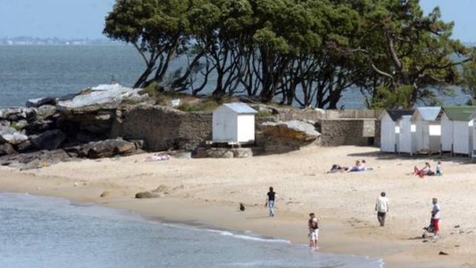Cavó un pozo en la playa, se metió y murió ahogado al crecer la marea