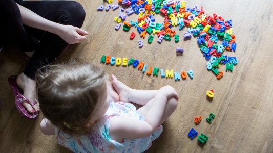 Genia de 3 años: supera a Albert Enstein y Stephen Hawkings en coeficiente intelectual