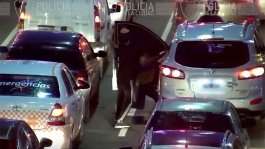 Video: se hicieron pasar por limpiavidrios y atacaron a un conductor en la 9 de Julio