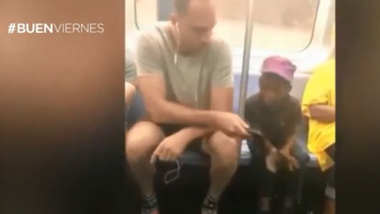 Iba en el subte y tuvo un gesto que enterneció a todos