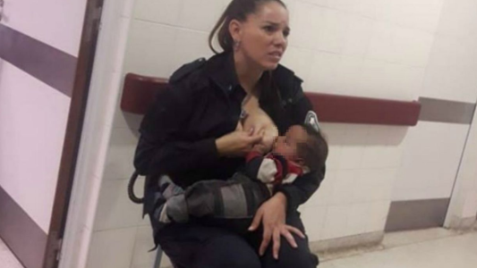 Ascendieron a la oficial que amamantó al bebé en el Hospital de niños de La Plata