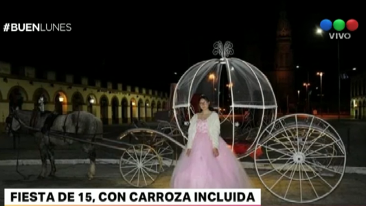 A lo Cenicienta: entró a su cumpleaños de 15 en una impresionante carroza