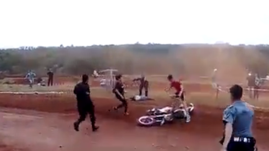 Fuerte video: una adolescente fue atropellada por una moto y se salvó de milagro