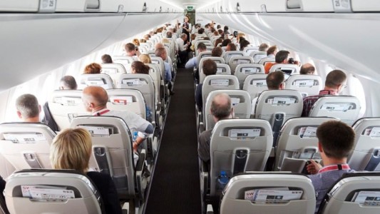 Detuvieron a un joven por orinar sobre otro pasajero en un avión