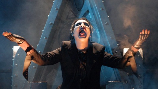 Video: Marilyn Manson se desplomó en el escenario