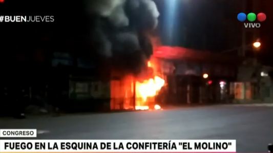 Fuego en la esquina de la confitería "El Molino"