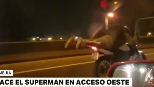 Peligroso reto: viajaba acostado arriba de la moto