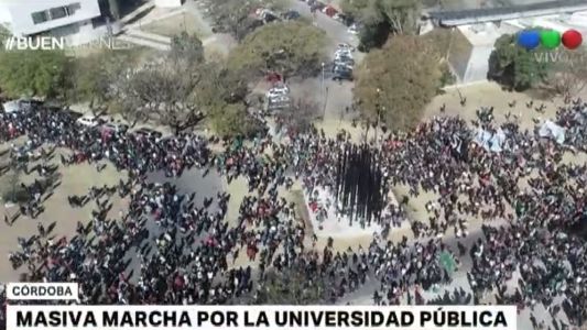 Masiva marcha en defensa de la universidad pública