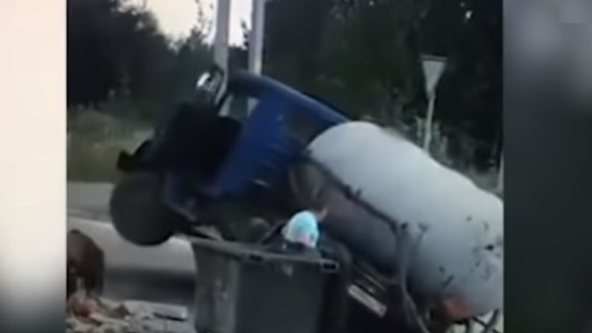 Video: el asfalto se tragó su camión segundos después de haber bajado