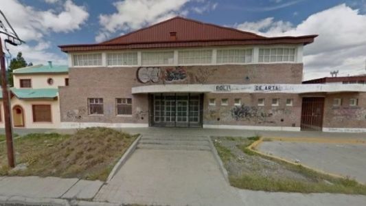 "Que las chicas no usen calzas": polémica respuesta de una directora ante una denuncia por acoso