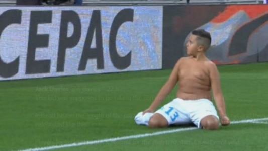 Nene viral: lo invitaron a hacer el puntapié inicial del partido, corrió con la pelota y metió un gol