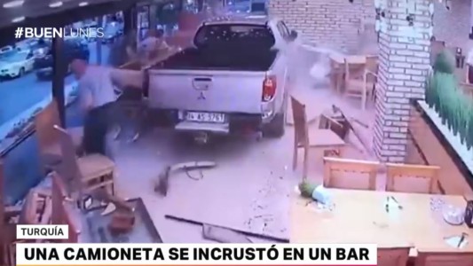 Video: una camioneta se incrustó en un bar en Turquía