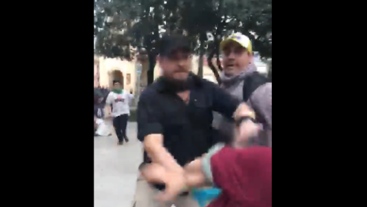 Brutal agresión a chicas que tenían el pañuelo verde a favor del aborto legal