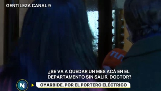 Oyarbide habló por el portero eléctrico y les pidió un favor a los periodistas