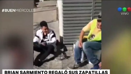 Brian Sarmiento regaló sus zapatillas: "Me voy en patas"
