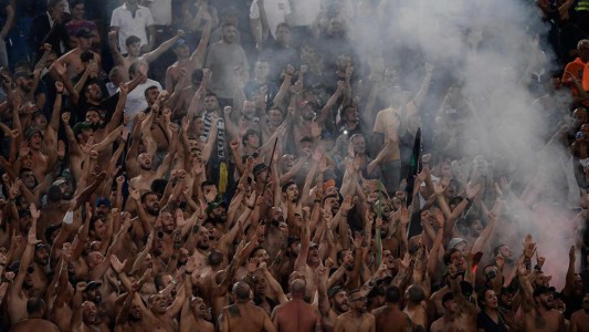 "No admitimos mujeres, esposas ni novias": advertencia de barras en un estadio