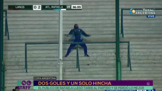 El hincha con más aguante: alentó solo desde la tribuna a su equipo