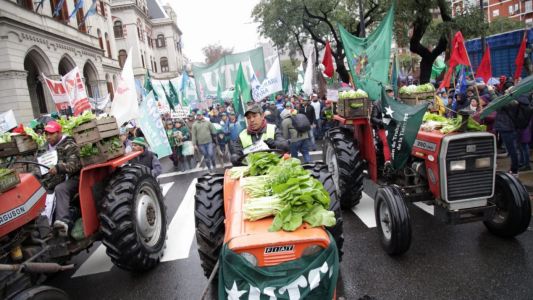Pequeños productores realizaron un "tractorazo" frente al Ministerio de Agroindustria