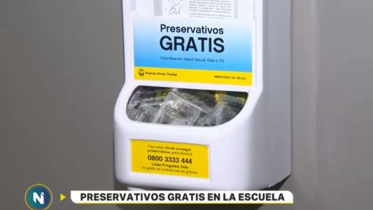 La primera escuela con expendedora gratuita de preservativos