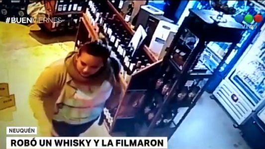 Video: una mechera roba un whisky de 1.500 pesos