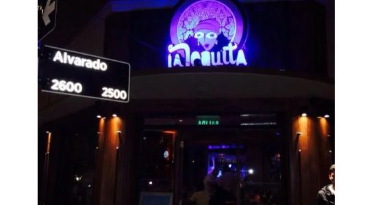 Querían detenerla, se negó y le tiró materia fecal en la cara a una oficial