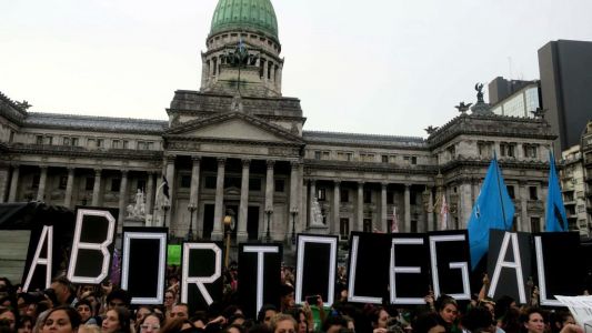 Legalización del aborto: "Es un ajuste biológico para pagar menos Asignación Universal por Hijo"