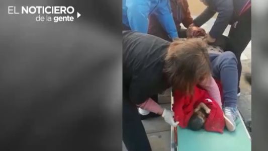 Asistida por policías, tuvo un bebé en la calle