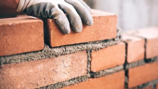 Condenaron a un albañil a pagar más de 27 mil pesos por un trabajo con malas terminaciones