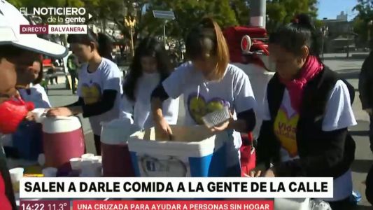 Salen a darle comida a la gente de la calle