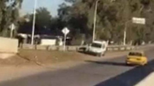 Video: policía distraído con el celular no ve un auto a contramano en una ruta