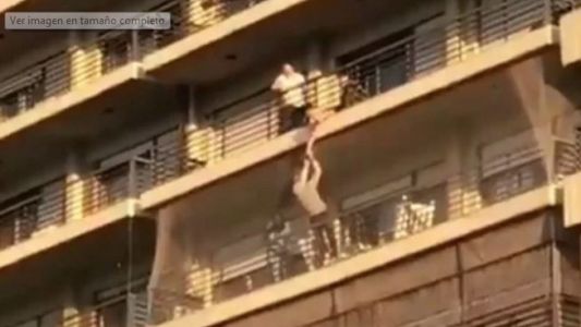 Video: heroico rescate de un nene colgado de un balcón en Rosario
