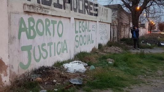 Detuvieron a cinco mujeres por realizar pintadas a favor del aborto