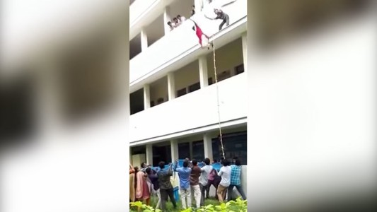 India: murió una estudiante al caer de un tercer piso durante un simulacro de evacuación