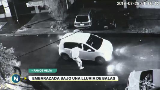 Pánico al llegar a su casa: una embarazada entre las balas
