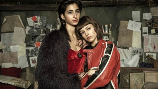 La foto de Tokio y Nairobi abrazadas en una cama