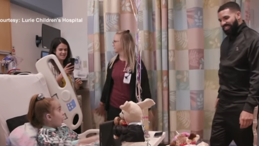 Emocionante video: Drake sorprendió a una nena hospitalizada en Chicago que soñaba con conocerlo