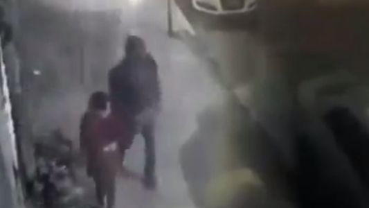 Así se iba el albañil detenido con la nena del conventillo de Floresta