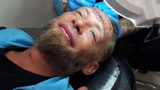 Indignación viral: tatuaron en la cara a un indigente durante una despedida de solteros