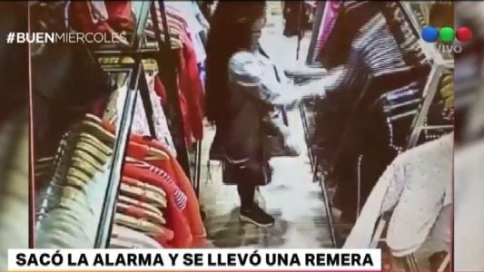 Córdoba: una mechera robó una remera tras sacarle la alarma