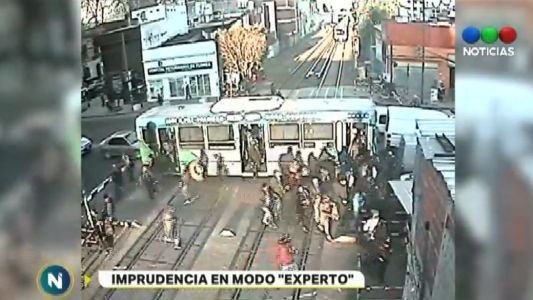 Video escalofriante: se quedó un colectivo 53 en medio de las vías y casi lo arrolla un tren