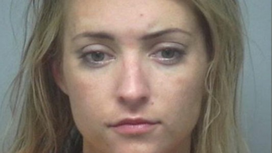 Intento convencer a la policía que no la detenga por ser "una chica blanca y pura"