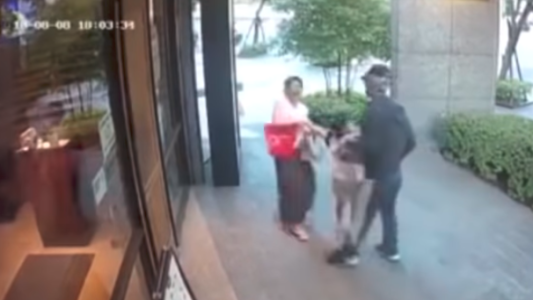 Fuerte video: una mujer lucha con un desconocido que trata de arrebatarle a su hija en plena calle