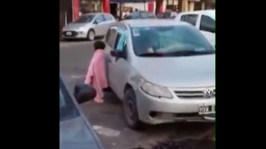 Video que indigna: una madre lava con agua fría a su pequeña hija en la calle