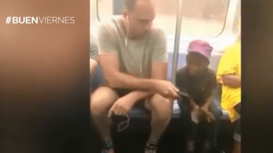 Iba en el subte y tuvo un gesto que enterneció a todos